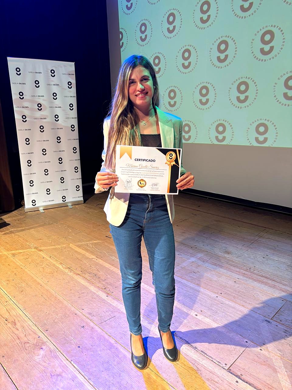 Marina Suarez recibiendo su certificación en Coaching Ontológico